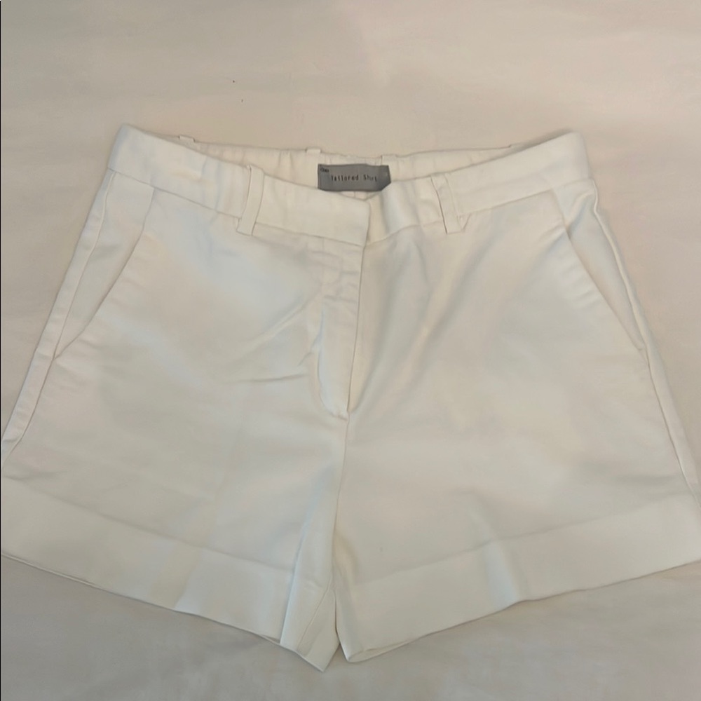 Gap women’s white tailored short 3 3-4” inseam size 2